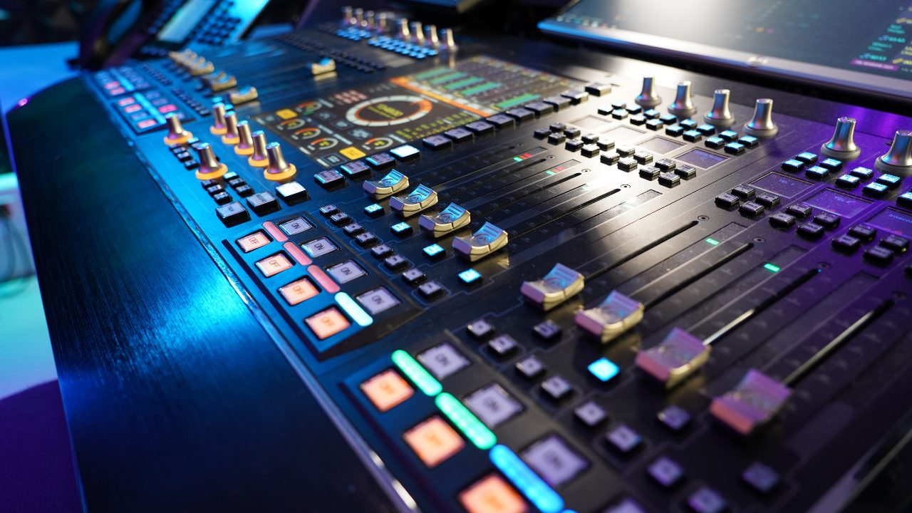 Primo piano del mixer audio in studio