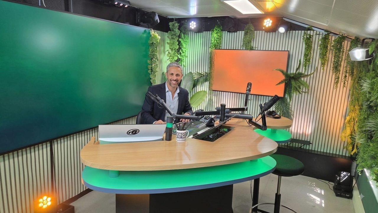 Speaker di Radio Ticino al bancone dello studio